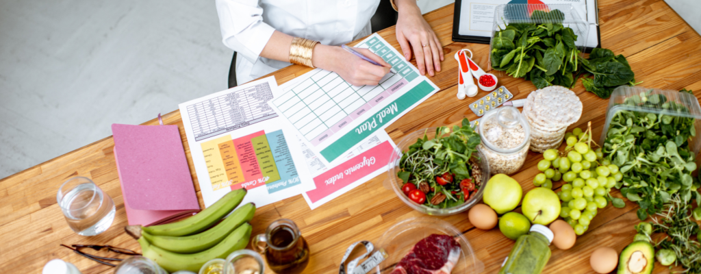 Pessoa lendo sobre alimentação consciente